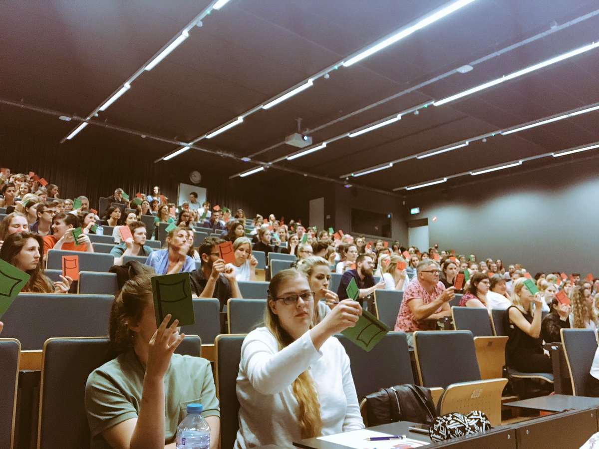 KUzieblo's tweet photo. En deelden we onze bedenkingen bij het taboe rond het gebruik van mogelijke nieuwe technische & virtuele behandelmethoden bij personen met pedofiele interesses. De avond werd in goede banen geleid door @Ihsane_CL #geslaagdeavond #fullhouse #changingminds #openmindedpubliek #fortp https://t.co/RfqI3ysfaK