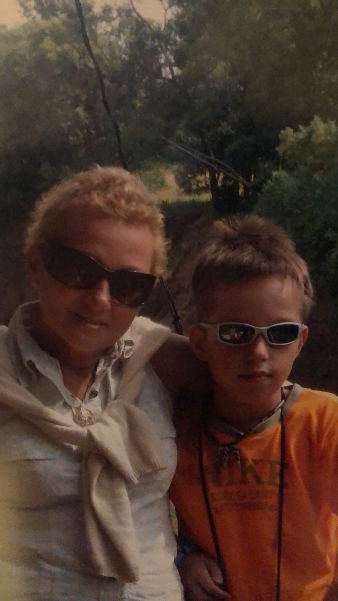 jxvit's tweet photo. Esta mañana ha fallecido mi madre tras 18 años luchando contra el puto cáncer. Siempre fue una luchadora y una campeona y así la recordaré siempre 💪🏻
Te quiero mami 💞 https://t.co/nvKnmV7CUQ