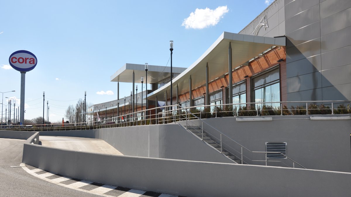 vego_tm's tweet photo. În 2012, VEGO a construit un alt spațiu comercial important în sud-vestul capitalei, Cora Alexandriei - o galerie comercială ce însumează 54 000 m2;
https://t.co/n8HFVAk0Uh
#VEGOprojects #Commercialarchitecture https://t.co/vKui3eYdRv
