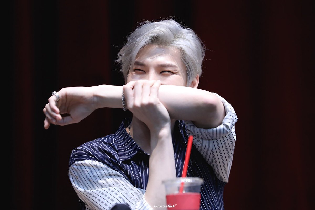 favoriteTAEK's tweet photo. 180421 영등포 팬싸인회
dal.komm 🍯 @JUNGTW_LEO ❤️
#빅스 #VIXX #레오 #LEO #정택운 #늘오래가자 https://t.co/SvJqPYfZpv