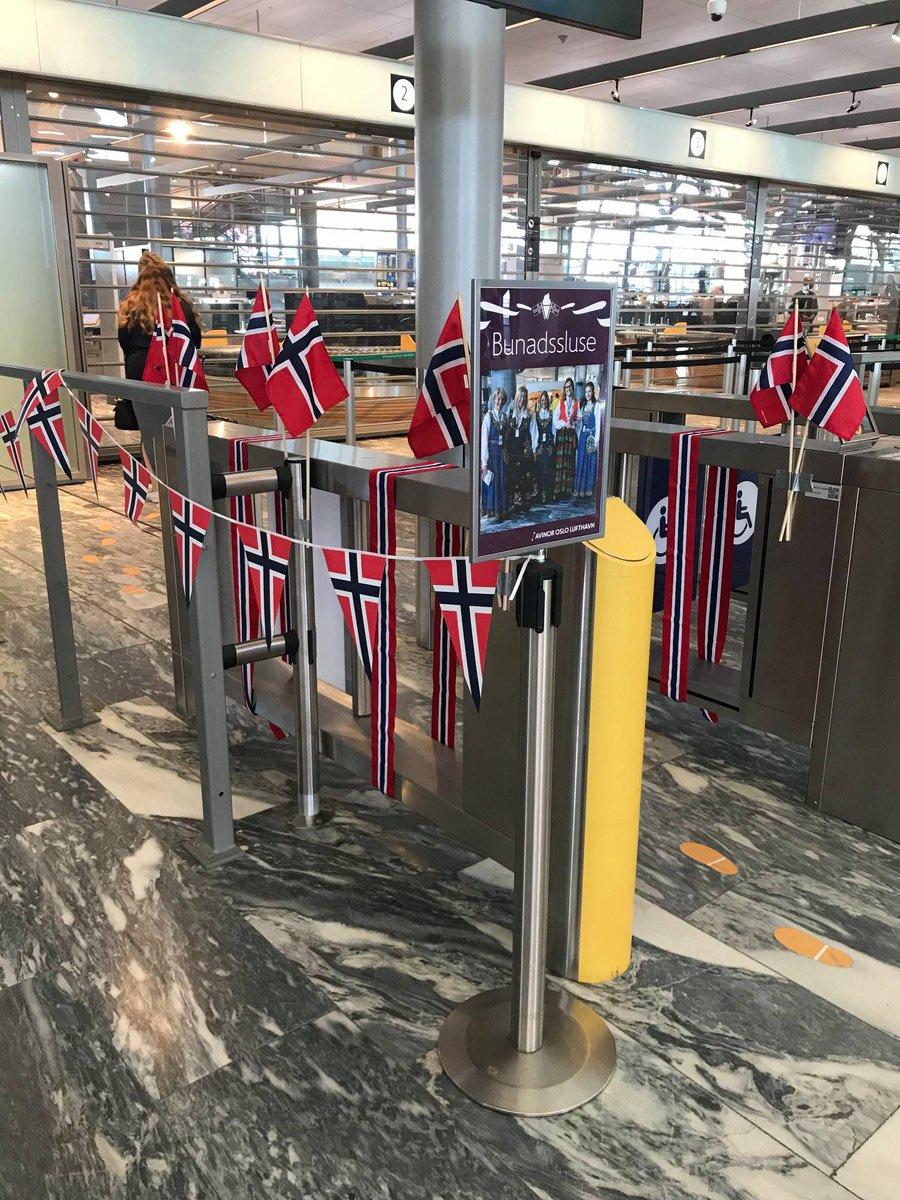 Oslolufthavn's tweet photo. Skal du ut å reise med bunad i dag eller på 17. mai? Nå er bunadsslusene våre her på #oslolufthavn åpne😀 Se etter norske flagg, og husk å legge bunadsølvet i egen pose🇸🇯😊 https://t.co/yvlq8i26m2
