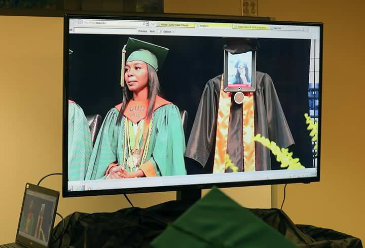 RoboHunter_ru's tweet image. Синтия Петвэй лежала в больнице, но болезнь не помешала девушке побывать на выпускном. 

MCPSS и USA Children&apos;s and Women&apos;s Hospital предоставили для этого робота телеприсутствия, которого нарядили в мантию и шапочку. 

#Robohunter #робот