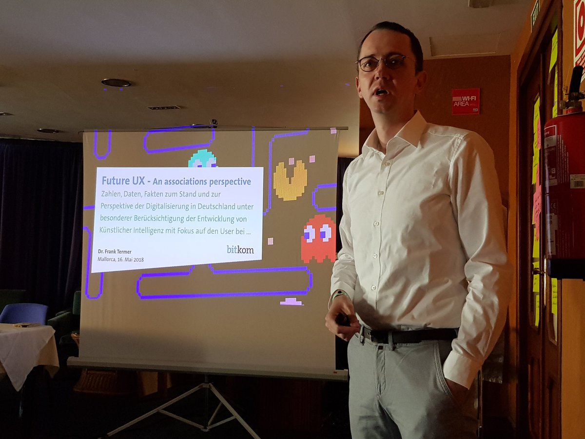 Ronald_Hartwig's tweet photo. "Future UX - An associated perspective" Auftakt für Tag 2 des Future UX Workshop. #bitkom #uux #fux18 #untrouble #rhaug https://t.co/TJKEfXDO74