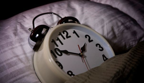 eJoyCHO's tweet photo. Quand le travail s'invite dans votre lit et vous empêche de dormir (et il ne s'agit malheureusement pas de votre collègue sur qui vous avez flashé...). Quelques conseils pour mieux le gérer. art via l'Express Entreprise ➡️  https://t.co/tzWI7T6nkF #QVT #BienEtreAuTravail #CHO https://t.co/MWRUg4b9ar