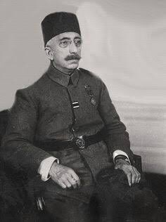 Vefaatının 92. sene-i devriyesinde Sultan VI. Mehmed (Vahideddin) Hân’ı rahmetle yâd ediyorum. 

Mevlâm şefaatlerine nâil kılsın inşaallah.