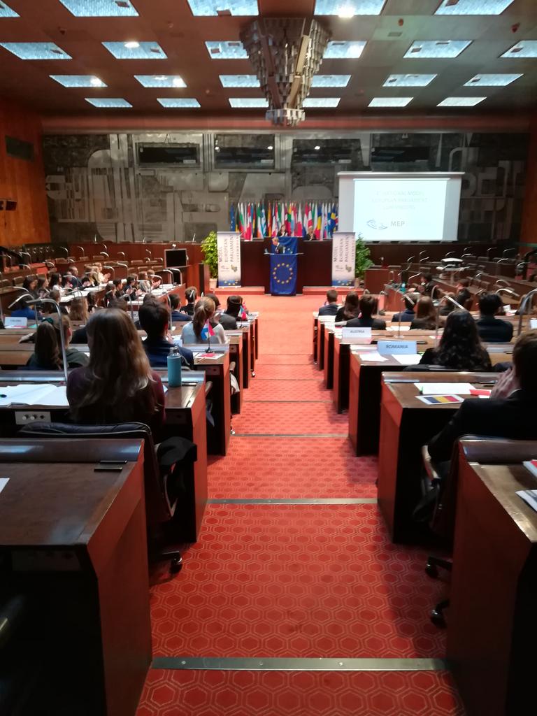 Europarl_LU's tweet photo. "A lass geet et: e gaanzen Dag "Model European Parliament" 🇪🇺🗣️ Kuckt, wat d'Schülerinnen a Schüler vum Lycée Aline-Mayrisch, @ltettelbruck, lycée technique de lallange, Ecole EU lux 2 Mamer, Athenee de luxembourg, @LCDiekirch  a lycée classique d'echternach maachen #MiniMEP https://t.co/i2v8lUR4yn