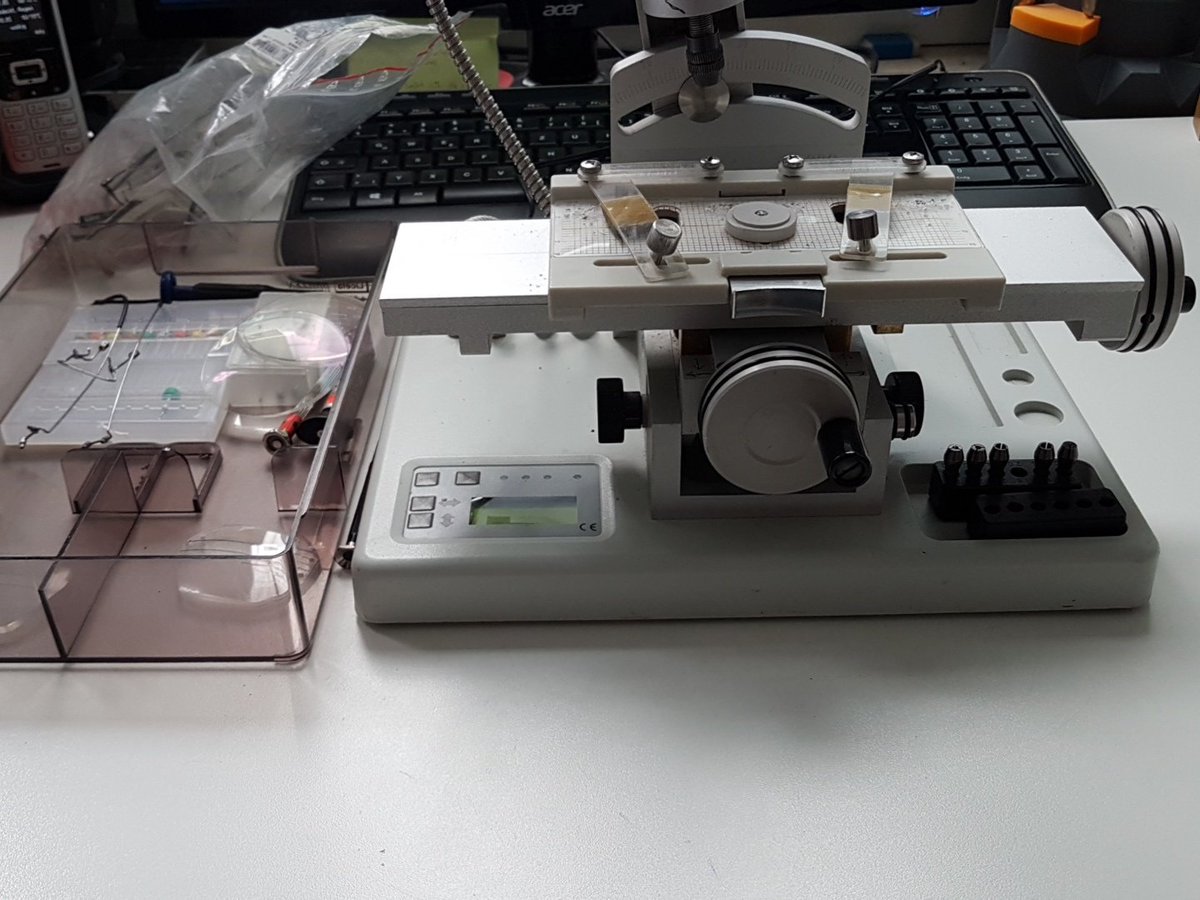 Curome1's tweet image. Working with the LessStress driling machine, for all the frameless designs 😁. Most opticians use a automatic one these days, but in our education we learn how to use this one as well.  #lessstress #optician #drilingmachine  #spectacles
