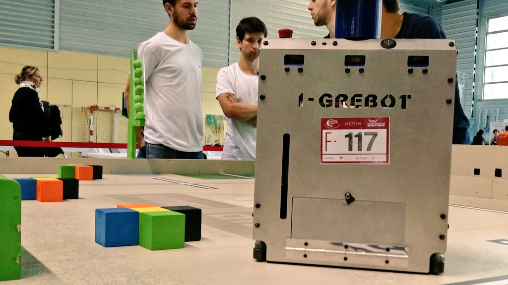 Ça soude, ça teste... quelques minutes avant le début de la compétition au Challenge Robotique
m.youtube.com/watch?feature=…