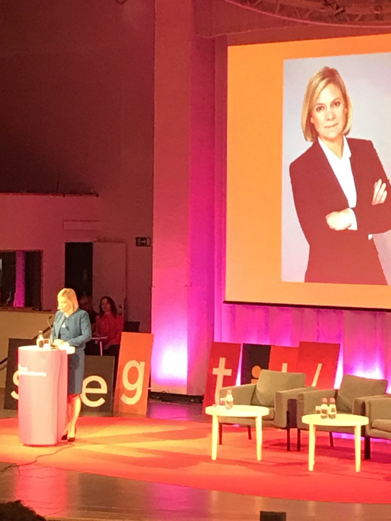 Magdalena Andersson inleder årets #bibldag18 med att prata om småbarn och språk på Farsta bibliotek.