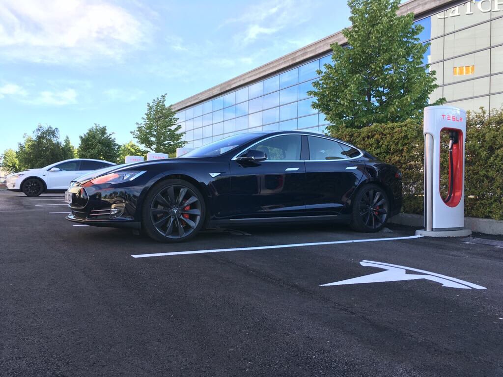 slcuervo's tweet photo. Un par de fotos del Supercharger de Getafe (MADRID). 😄
Con éste, #Tesla ya cuenta con 23 Supercargadores en toda España y un total de 182 puntos individuales de Supercarga repartidos en estas 23 ubicaciones. 💪🏻
#pasatealoelectrico https://t.co/dxEHPfPrcw