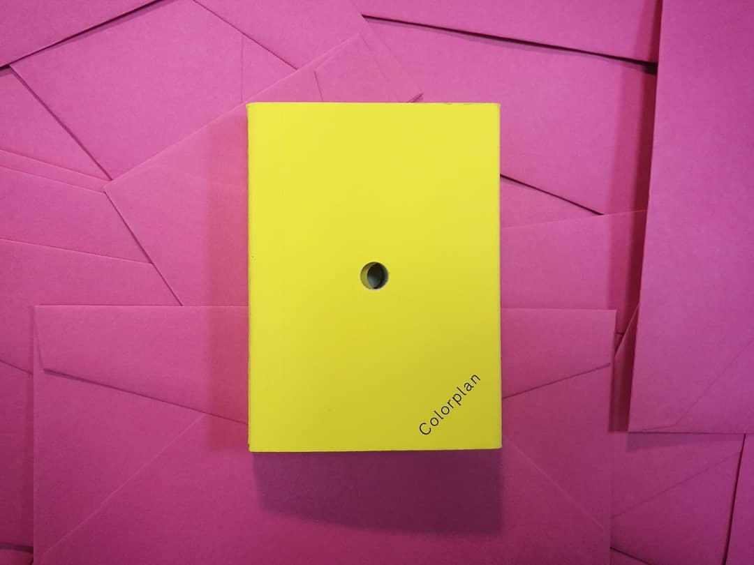 mooipapier's tweet image. The #ColourBookMini, in Factory Yellow contrasteert goed met de @colorplanpapers  enveloppen in Fuchsia Pink.