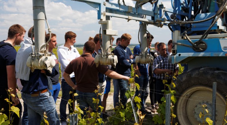 forumTEES's tweet photo. Visite 4 : Visite du Lycée Professionnel Agricole de Dunkerque par son Proviseur, @PREVOSTMat. Il vous parlera formation, programme de conservation de graines anciennes et activité agricole au lycée. Vous rencontrerez ensuite des maraichers dunkerquois. #ForumTransition https://t.co/hwQWqFNBtl