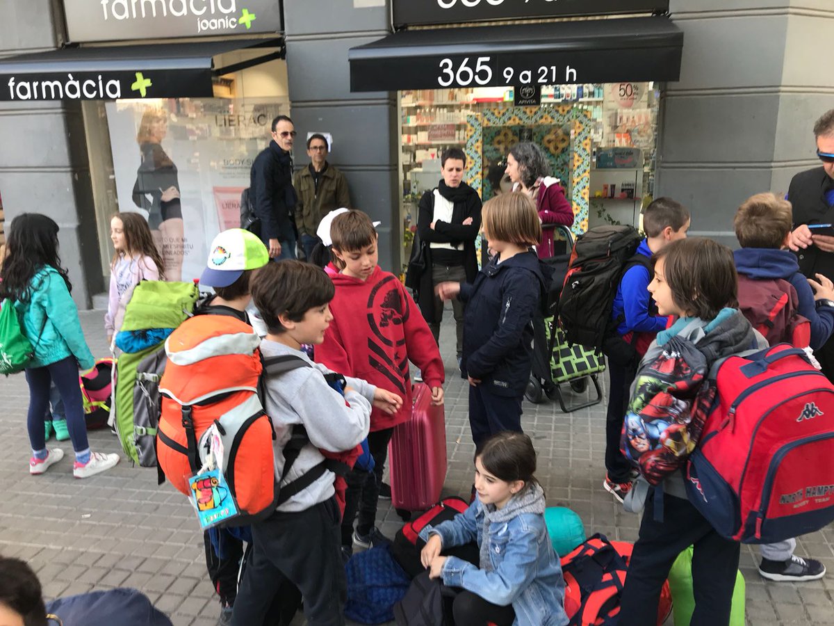 NouPatufet's tweet photo. Avui comença l'aventura de lws convis per als grups de 3r i 4t primària! Destí #CanVandrell @eixestels #convisPRI #convis1718 #noupatufet https://t.co/eBobCe4a4v