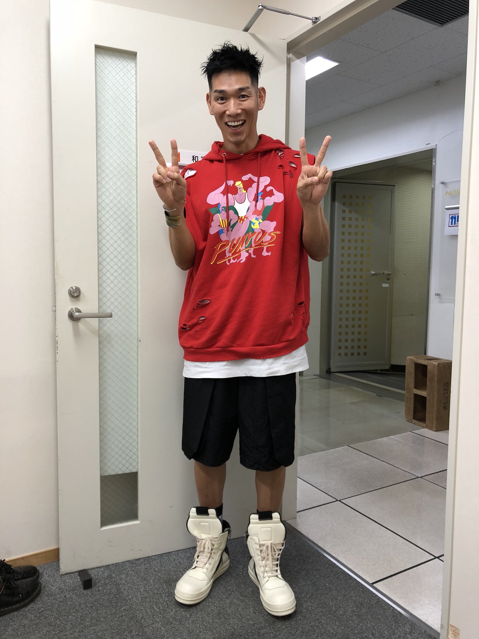武井壮 Hgさんのファッションの感度高過ぎるわ ヘアーもシューズもパンツもなんかアレなやつや オレの服装見るなり全部のアイテムのブランド言い当てるし 目標はミラノコレクションらしいわ 2 くらいいけそうやからまたあれやわ T