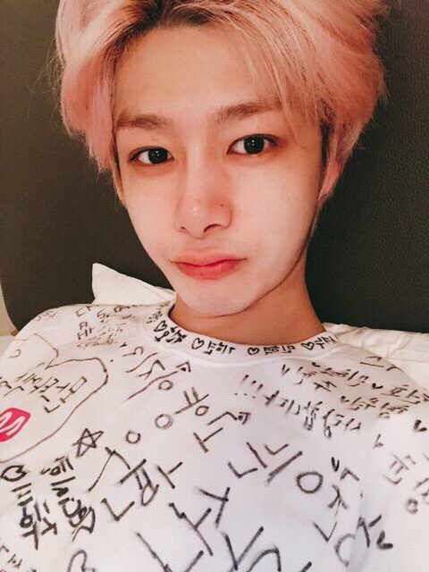 OfficialMwave's tweet image. [MEET&amp;amp;GREET X #MONSTA_X ] @OfficialMonstaX 
#Hyungwon kept his promise with Mwave ☝️Proof shots with the message t-shirt written by #MonBebe before he fell a sleep 😚😚
#형원 이가 지킨 Mwave와의 약속☝️#몬베베 가 준 티셔츠 입고 잠들기전 인증샷😚😚 

▶️bit.ly/2IlETaj
