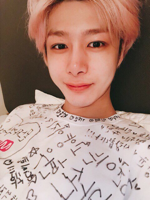OfficialMwave's tweet image. [MEET&amp;amp;GREET X #MONSTA_X ] @OfficialMonstaX 
#Hyungwon kept his promise with Mwave ☝️Proof shots with the message t-shirt written by #MonBebe before he fell a sleep 😚😚
#형원 이가 지킨 Mwave와의 약속☝️#몬베베 가 준 티셔츠 입고 잠들기전 인증샷😚😚 

▶️bit.ly/2IlETaj