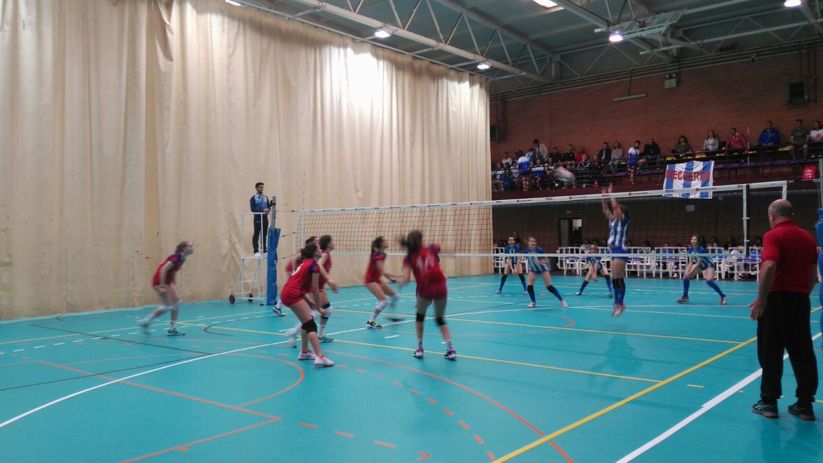 VoleibolRGCC's tweet photo. Victoria #InfARGCC 2-0 ante SAD Recuerdo en el primer partido del #CEIFTorrejon BRAVO ENANAS! Esta tarde descansamos y mañana jugamos dos partidos para cerrar esta primera fase. A las 11.30 contra Maristas Univ. de Burgos y a las 18.30 contra Cervantes Guadaira #RGCC #VamosBanda https://t.co/Jbce0FIrZe