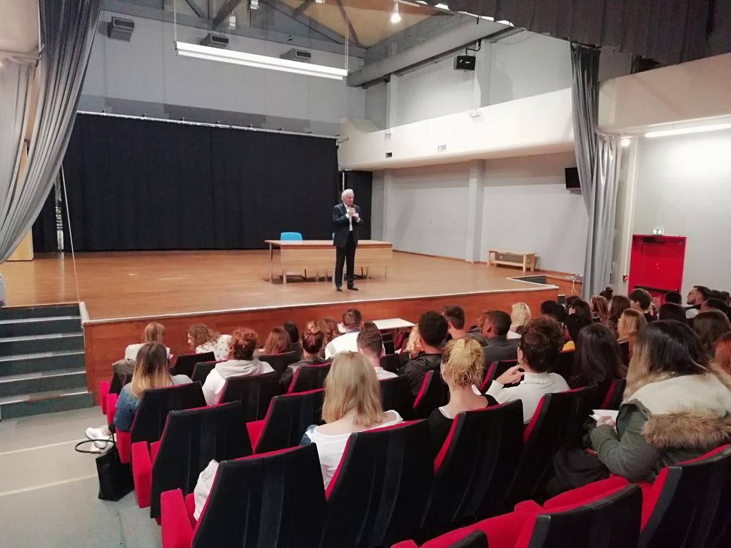 Sylvie Malhanche (@sylviemalhanche) on Twitter photo "L'Europe est une telle évidence pour les citoyens européens que l'on n'y fait plus attention", conférence <a href="/JeanMarieCAVADA/">Jean-Marie CAVADA</a> au lycée Camille Claudel. #europe "L'Europe est une telle évidence pour les citoyens européens que l'on n'y fait plus attention", conférence <a href="/JeanMarieCAVADA/">Jean-Marie CAVADA</a> au lycée Camille Claudel. #europe