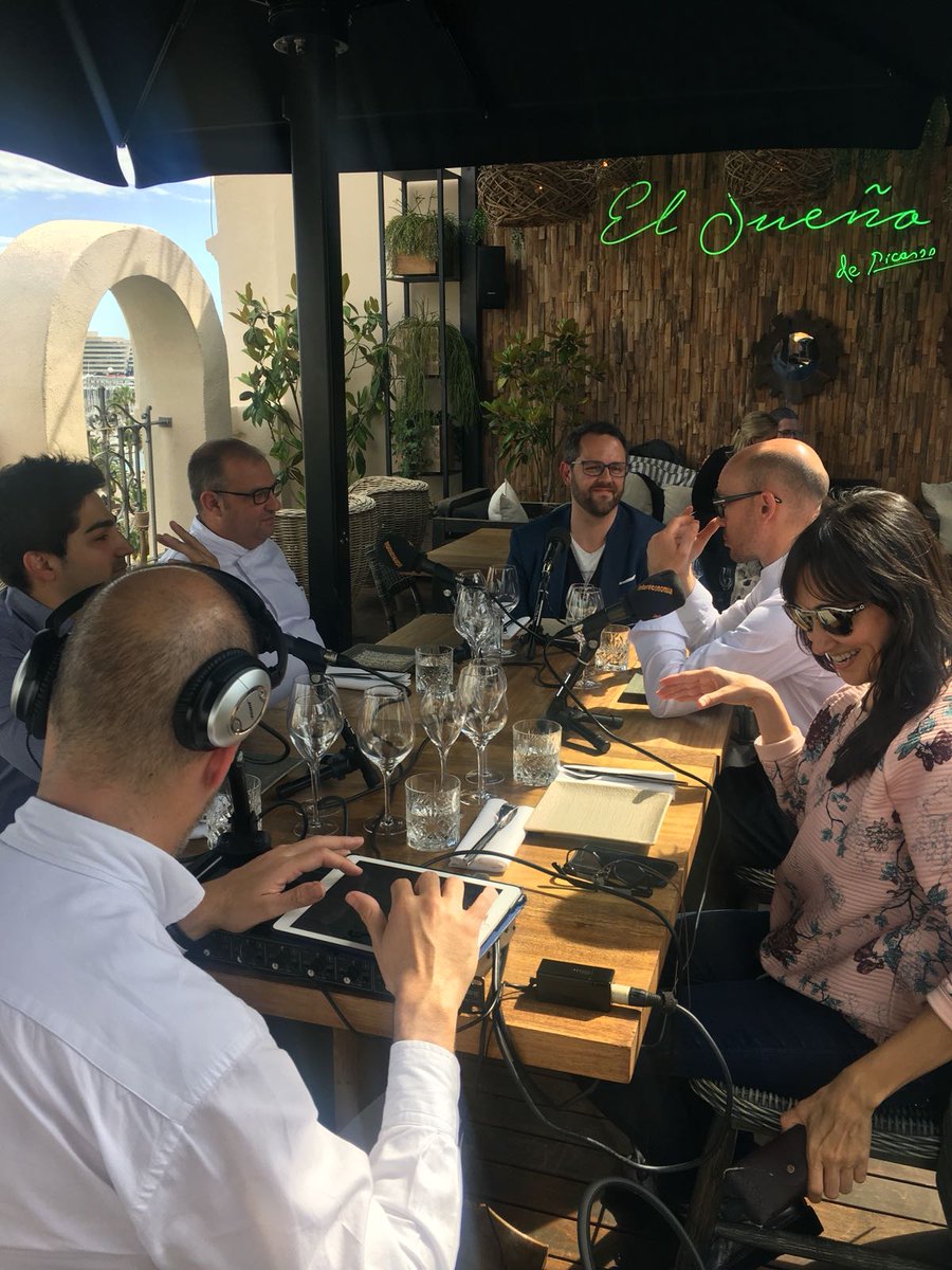 ElPalaceHotel's tweet photo. 🍴🎙️ Ayer en @TheSerrasHotel nuestro chef @MarcMallasen junto a otros chefs de hoteles de @hoteltapatour en la tertulia para el programa @ComerACiegas de @jonatanarmengol . ➡️ Escucha el programa este DOMINGO a las 12h en @rintereconomia #ComerAciegas #Gastro https://t.co/BdPG2fb0Aa