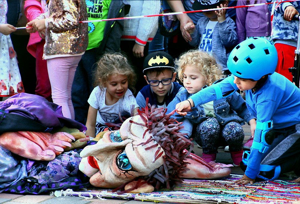 SudEstForum2018's tweet photo. The Art of Puppetry & Marionettes
Povestea porcului, ȋn scenă și ȋn spatele ei
https://t.co/yQWaUSA2Dt
#puppetry #theater #Theatre #Marionettes #teatru #marionete #galati #romania #arad #actori #child #garden #cornelgingarasu @SudEstForum2018 #fun #childhood #joy https://t.co/sjbtneyfGj