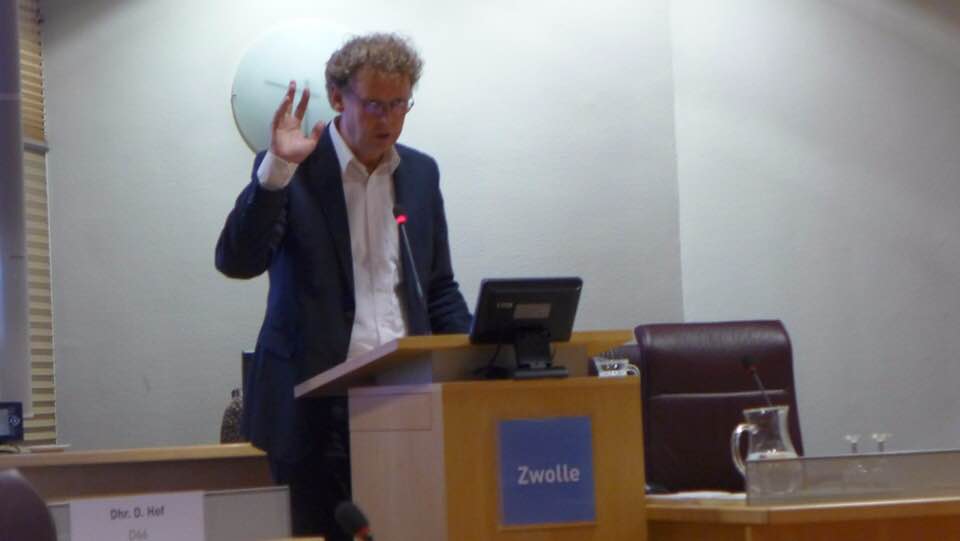 JacobRaap's tweet photo. Maidenspeech namens @CUZwolle . 
In debat over de ontwikkeling van beeldende kunst in #Zwolle. Raadsbreed veel steun om kunst in #Zwolle meer ruimte te geven.
Ambitie: Zwolle #HANDstad= Randstad met vingers naar Alkmaar, Arnhem, Apeldoorn, Brabant én Zwolle (blauwe vinger) #zgr https://t.co/MK8d3CxwZF