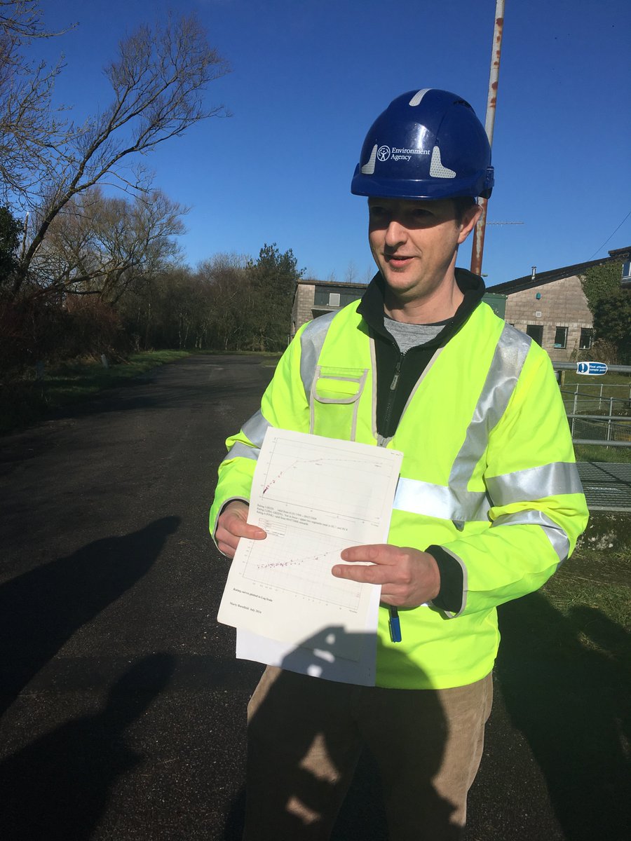 xrunnerwill's tweet photo. The A-Z of @EnvAgencySW #Hydrology lands at L. WARNING MATHS ALERT! L is for Logarithmic. We plot #FlowDurationCurves and #StageDischarge curves on a log scale so that we examine trends at extremes - #flood and #drought. Heres @Marty_Barnfield with one of his brilliant ratings! https://t.co/31jmOt7fQo