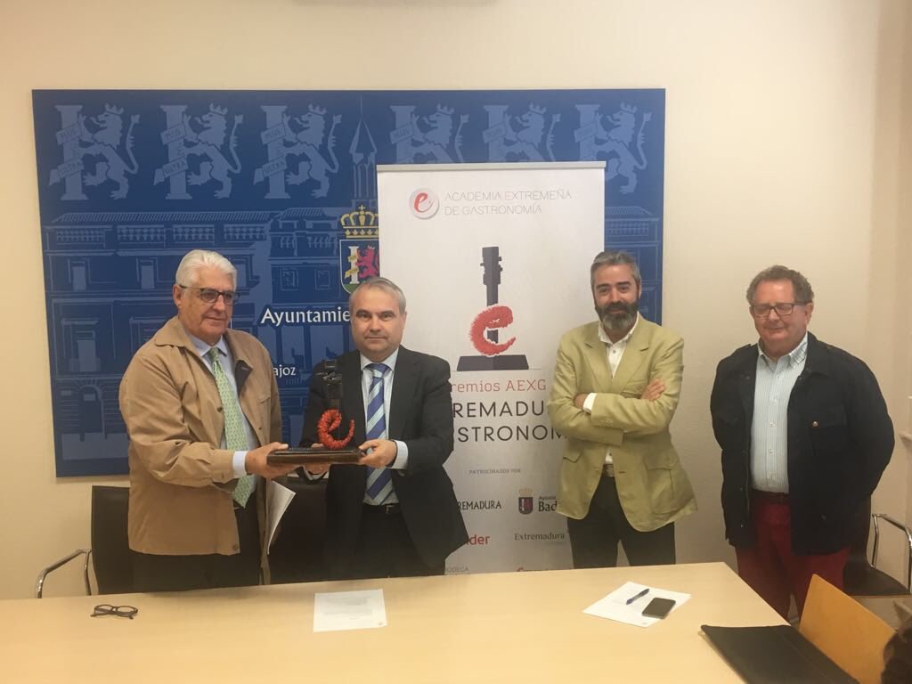 AEXGastronomia's tweet photo. Presentamos los premios AEXG Extremadura de Gastronomía!!! @AEXGastronomia @Junta_Ex @aytodebadajoz @Cruzcampo #BodegaEncinaBlanca #PremiosAEXG #gastronomia #Extremadura https://t.co/FXbyVwyPzE