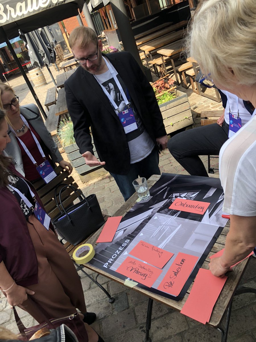 ReinerKriegler's tweet photo. Der fantastische @recruitingwitt lässt die EBX-er arbeiten: Kriterien für die #recruiting Tool-Auswahl  mit Schwarmintelligenz-Methode #EBX18HH #employerbranding https://t.co/CEYJJb6E6X