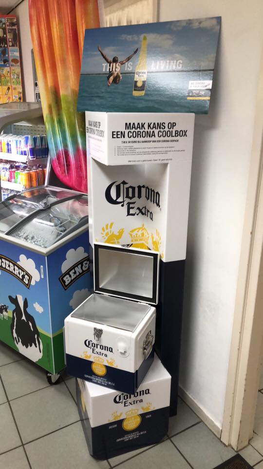 Maak kans op een Corona #coolbox bij aankoop van een corona sixpack. Doe je de kassabon met je naam, leeftijd en telefoonnummer in de inleverbox.
Met trots voor u gebrouwen. Geen 18, geen alcohol.