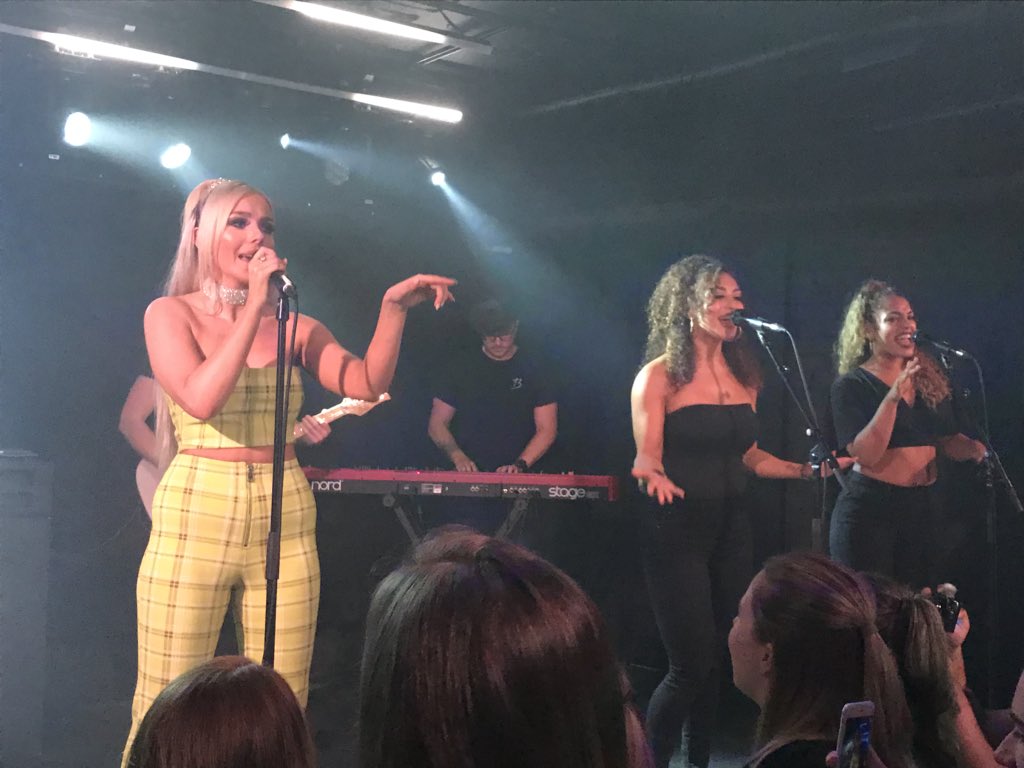 JUMPINSOUNDS's tweet photo. One of the UK’s biggest @youtube music stars @samharveyuk lit up the stage with a big show @theborderline tonight #SamanthaHarvey #PleaseEP #Please #HappyAndYouKnowIt #WhenItComesDown #NeverDanceAgain #ForgiveForget #TheBorderline #HeadlineShow #LiveMusic #LoveMusic #Jumpinsounds https://t.co/JJZDexSvX2