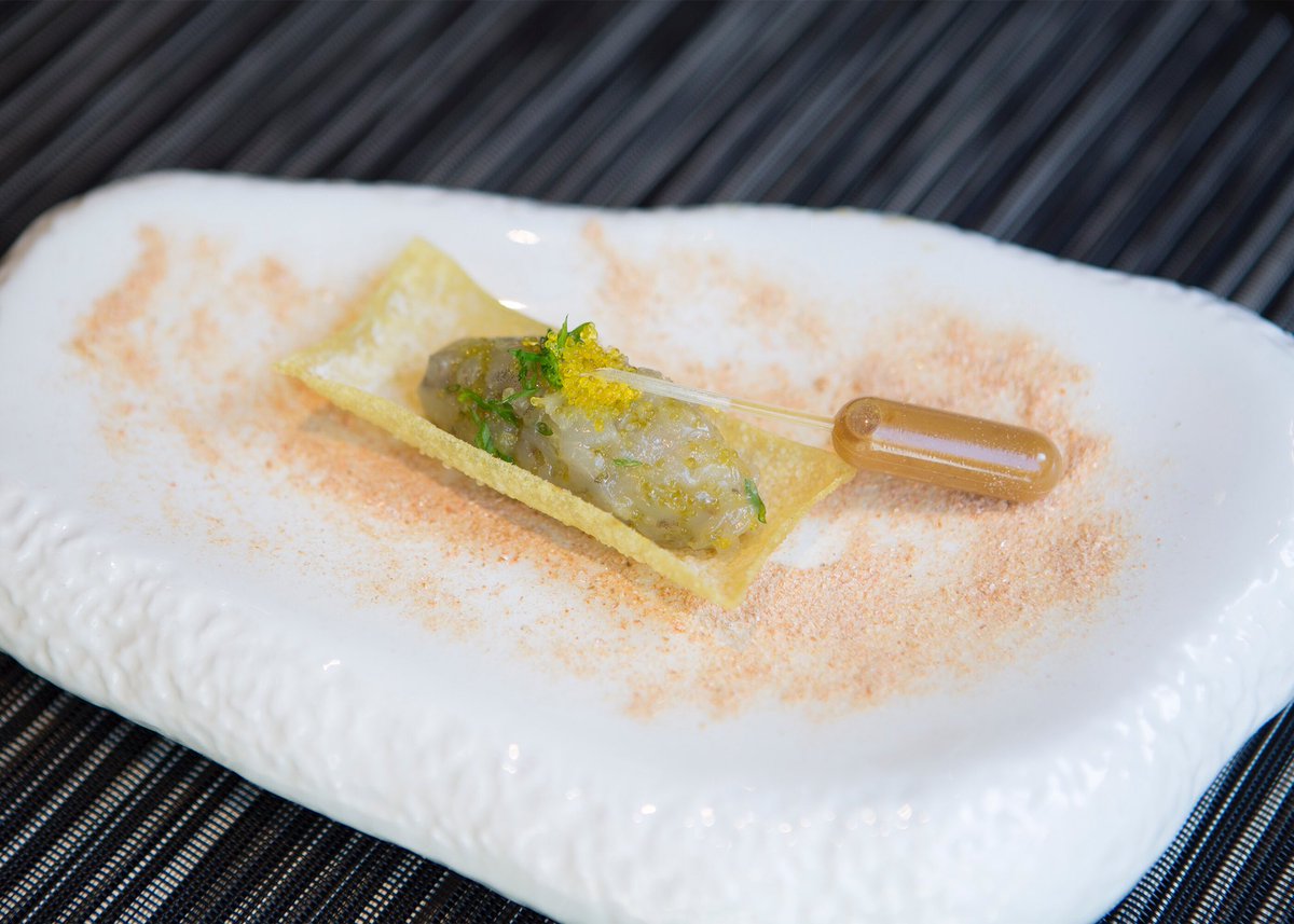 SibariusGranada's tweet photo. Tapas Maestras:Tartar de Langostino con Aceite Trufado y Huevas de Yuzu sobre Whantón Frito y Pipeta de Consomé de sus Cabezas
1º Premio del 3º Concurso Bocados Especiales de @Alhambra_Es y finalista Tapas de Diseño en @madridfusion 
#granada #sibarius #gastronomia #madridfusion https://t.co/v6bVerY8C5
