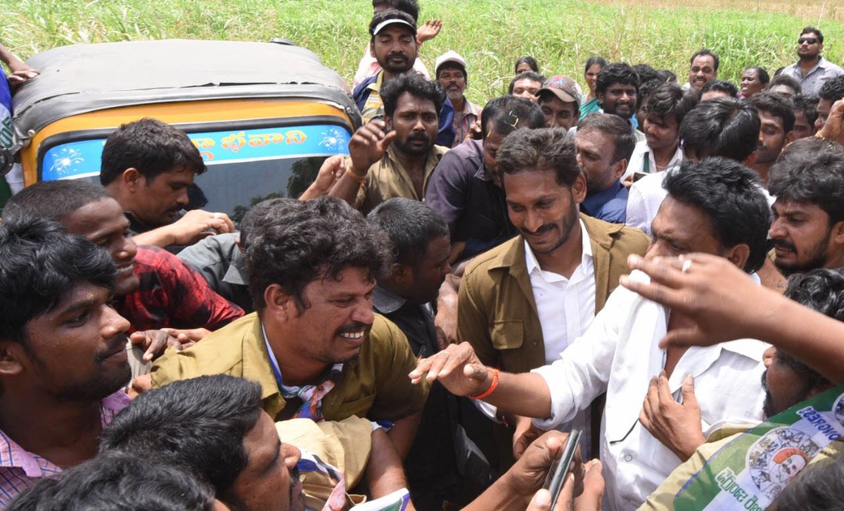 YSRCParty's tweet photo. వైయస్ జగన్ కు ఆటో డ్రైవర్ల కృతజ్ఞతలు https://t.co/Z3OPvIIfGQ
#PrajaSankalpaYatra https://t.co/mMiZolhcn8