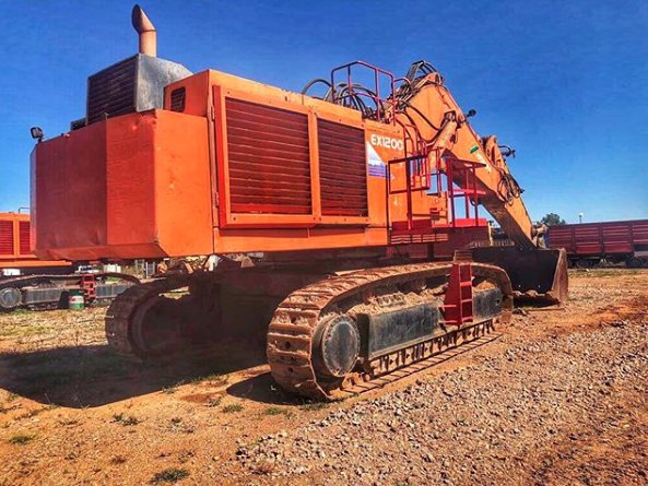 HitachiCME's tweet photo. Stunning #Hitachi #excavator shot! This was shared on Instagram. #EX1200 #construction https://t.co/oELyz6QD1a