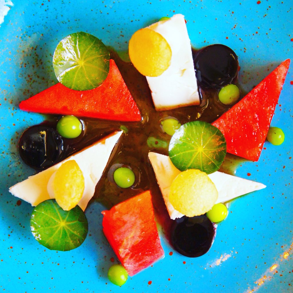 SUMMER, WATERMELOEN &amp; FETA
-Met rode biet, vinaigrette van framboos, luchtig krokante aardappel &amp; crème van yoghurt. #restaurants #amsterdam #vegetarian #watermelon #feta #summertime