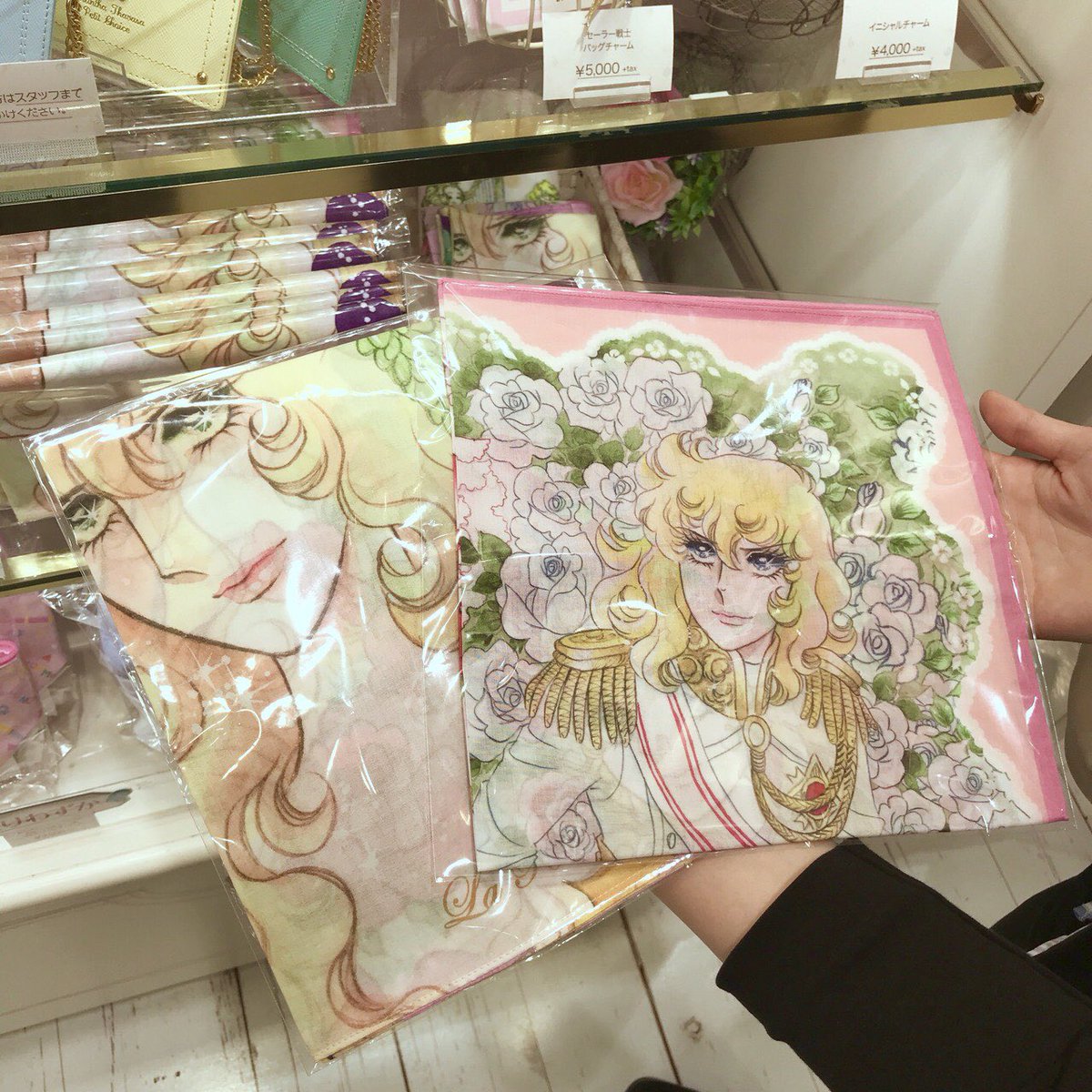 ベルばらグッズのアンビーマーケット Ar Twitter 東京キャラクターストリート内にある オトナ女子美日和ショップ にて 大人気の ベルばら コスメや弊社から発売している ベルサイユのばら ハンカチ2種 ベルばらkids 今治産ハンドタオルなどの商品を多数
