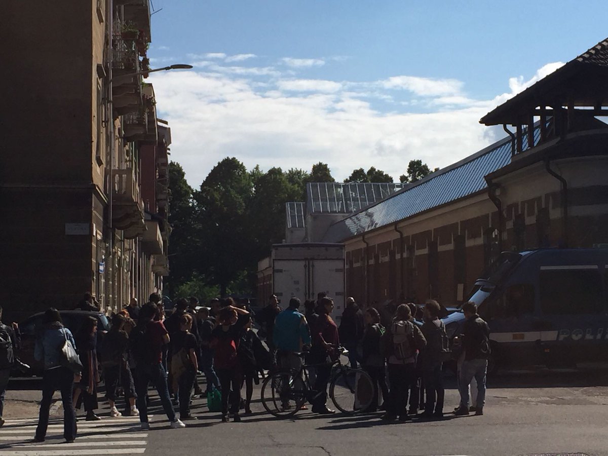 FuturaTorino's tweet photo. Sgomberati i locali occupati dagli attivisti di #Manituana. Per noi c'era @faffa42 che ha raccolto le testimonianze dei presenti #torino https://t.co/vIgJLKgHk6 https://t.co/FeHKkz0VQW