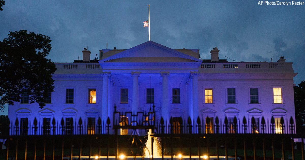 FoxNews's tweet image. Blue lights illuminate the White House, in Washington, D.C. in honor of Peace Officers Memorial Day.