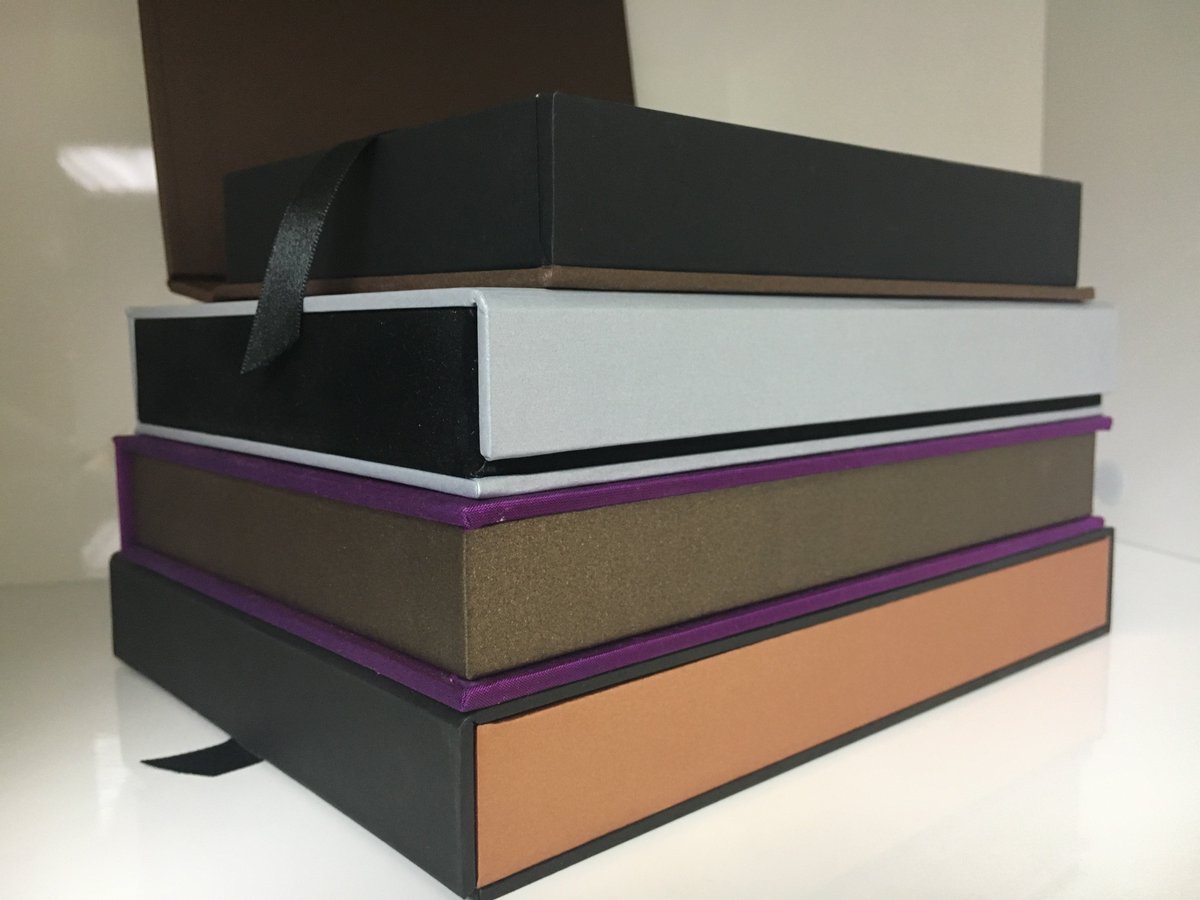 ScootePureprint's tweet image. RT Pureprint "We are loving these presentation box samples from graysbookbinder in our #Pureprintlibrary with beautiful materials and precision finish #presentationpackaging #finishingtouch #creativepapers https://t.co/PIzEU7ZWaV"