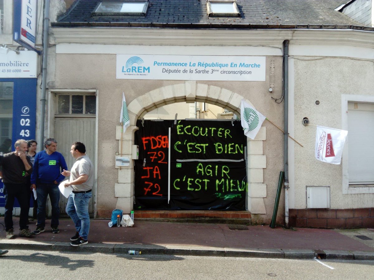 JASarthe's tweet photo. Ce matin mobilisation #JASarthe &amp; @fdsea72 devant les permanences parlementaires. Pour qu’une République « Marche », il faut que les députés agissent ! Soutenez l’agriculture française #EGA https://t.co/YStxAooKAn