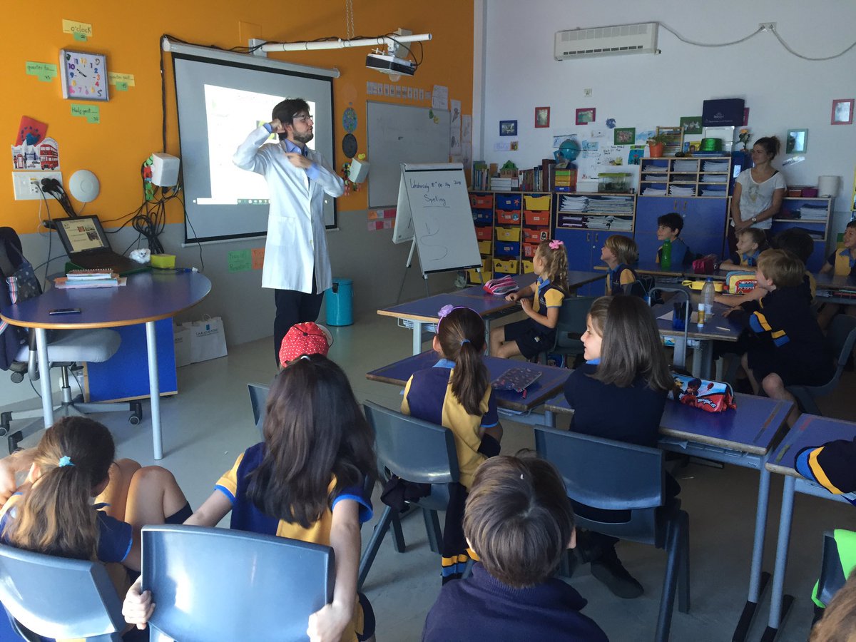 AEDVAndalucia's tweet photo. #Euromelanoma2018 🔍 | #Desnúdate
Dr. Javier del Boz @DDermatologo,  imparte una charla formativa a alumnado de primaria sobre fotoprotección en el centro educativo @Novaschool_Ben @Novaschool_es #ConviveConElSOL 🌞 @pielsana_aedv @aedv_es https://t.co/bdY22zGOB2