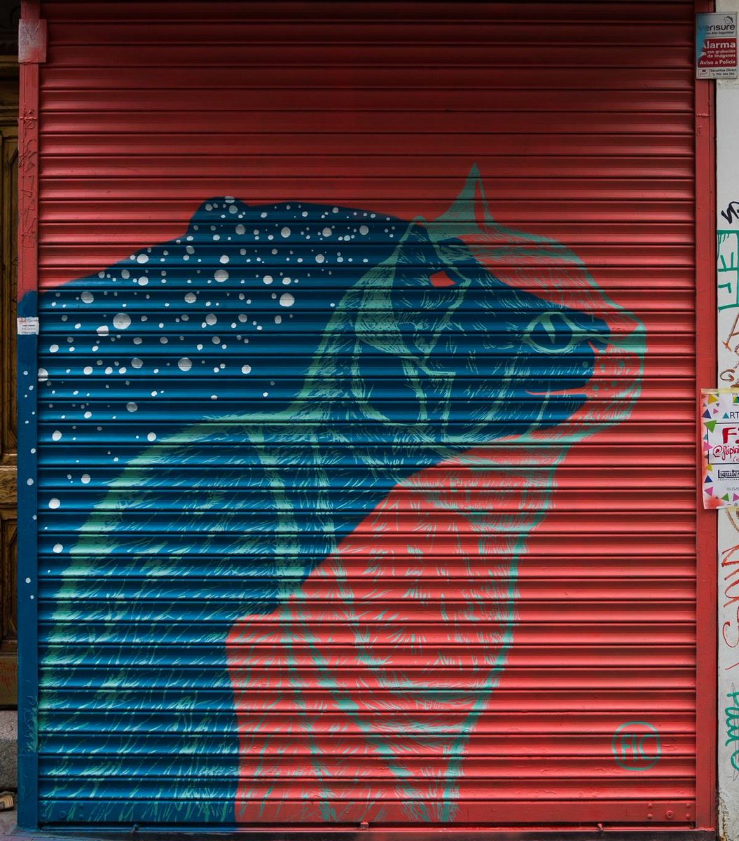 Una osa celestial que solo se ve de noche y un gato protagonizaron la obra de Flipin In Colours en la Corredera durante #PintaMalasaña. Un homenaje a las noches de Madrid con los dos animales que simbolizan la ciudad