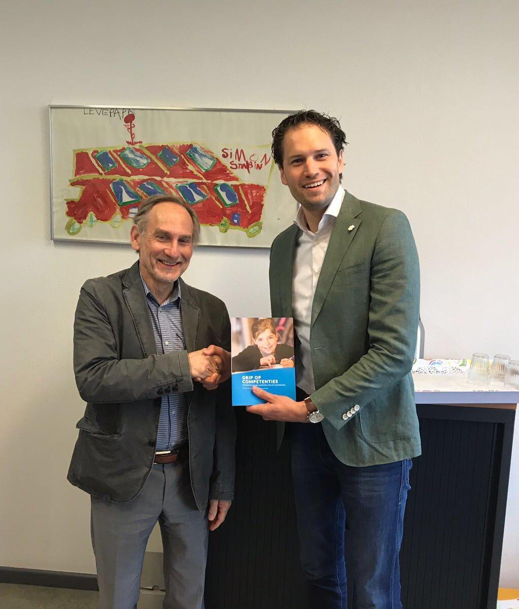 Prof #ferrelaevers en @Wilma_van_Esch schreven dit prachtige boek over ontwikkeling bij kinderen zien en waarderen: Grip op Competenties
Onmisbaar voor iedereen die met kinderen werkt en leeft :) Te verkrijgen bij #OMJS of bij #CEGO