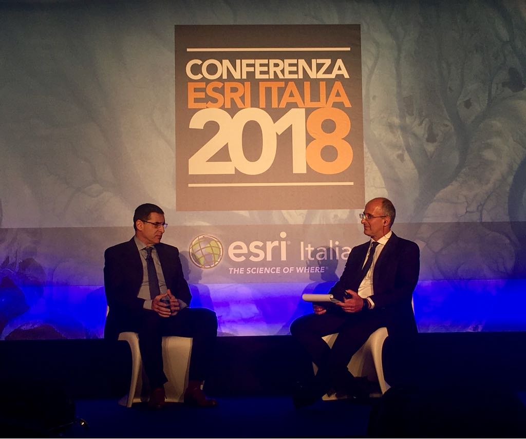 Esriitalia's tweet photo. "The Science of Where Stories"- Federico Sablone responsabile sistemi informativi Italfer parla di progetti nel mondo tramite dati e applicazioni geografiche #GIS #BIM #progettodigitale #daticonsultabili e #datiintegrati sul #territorio #conesri2018 #thescienceofwhere https://t.co/vJP7WHnQHx