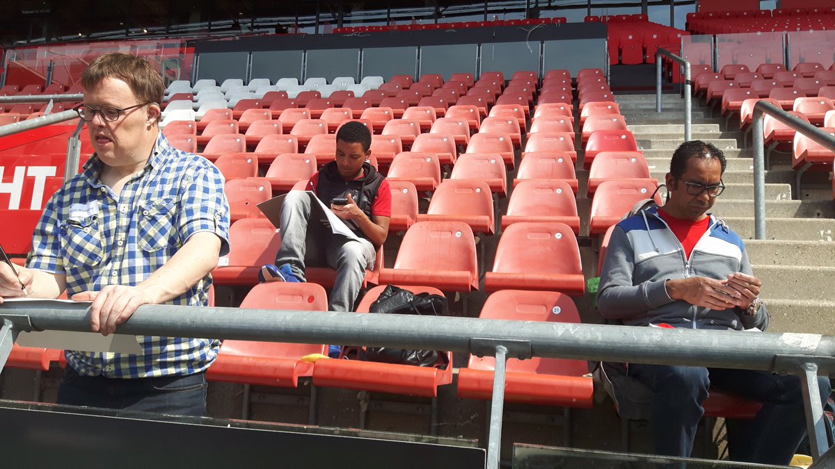 LindaOstendorp's tweet image. Na een geweldige rondleiding in het @fcutrecht stadion worden de indrukken nu op papier gezet!
#BuitenGewoonKunst #outsiderart