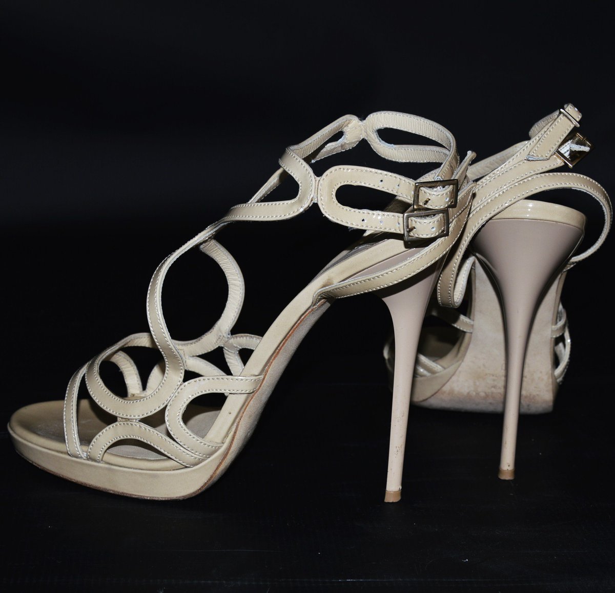 righttime_2sell's tweet photo. Some items are just too beautiful to hide away in the dark cupboard. This week we’ll be listing his gorgeous pair of Jimmy Choo’s together with more lovely shoes and clothes on eBay very shortly. RRP £496 Our starting price £249 #jimmychoo #114delta https://t.co/Pe8jiPQ1i4