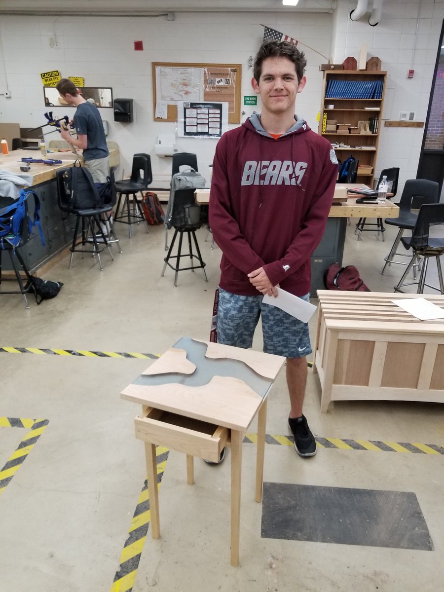 MrDubs_PM_andW's tweet image. Senior Kit Putnam made an awesome shaker table with an acrylic top to make it look like two rivers meeting...Great job! #makeworkcoolagain #letahuskieleadtheway #nnhscte