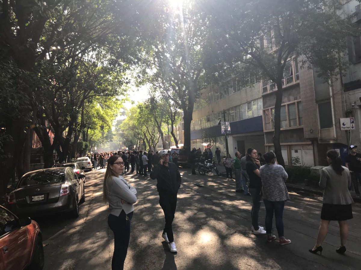 AMPLIAMOS | #Sismo de 5,3 grados con epicentro a 30 km al sudoeste de Arcelia, según el Servicio <a href="/SismologicoMX/">Sismologico Nacional</a>. En la Ciudad de México (#CDMX) evacuaron edificios y los ciudadanos permanecen en las calles