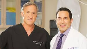 controlvacilon's tweet image. Regresa a las pantallas la quinta temporada de “Botched”
E! Latinoamérica comenzó con el rodaje de la quinta temporada de “Botched”, programa de televisión en el que los doctores Terry Dubrow y Paul Nassif  transforman las vidas de pacientes desesperadamente necesitados.