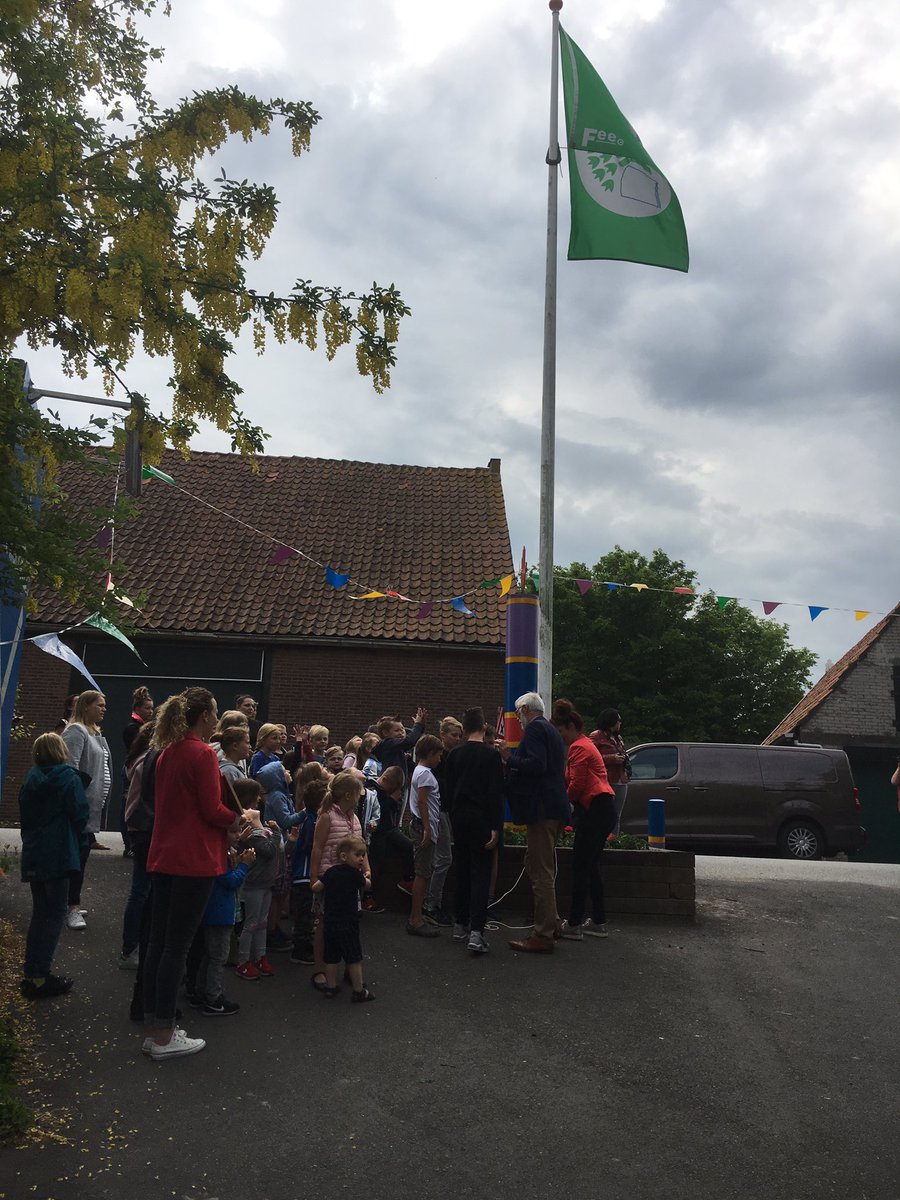 tiesjes's tweet photo. 6e groene vlag! Klein dorp grote daden! Eerste in nederland met 6!! Vlaggen #GroeneVlag @EcoSchoolsNL #ecoschools #stadaantharingvliet #obsdemolenvliet https://t.co/gH1IbSm0zy