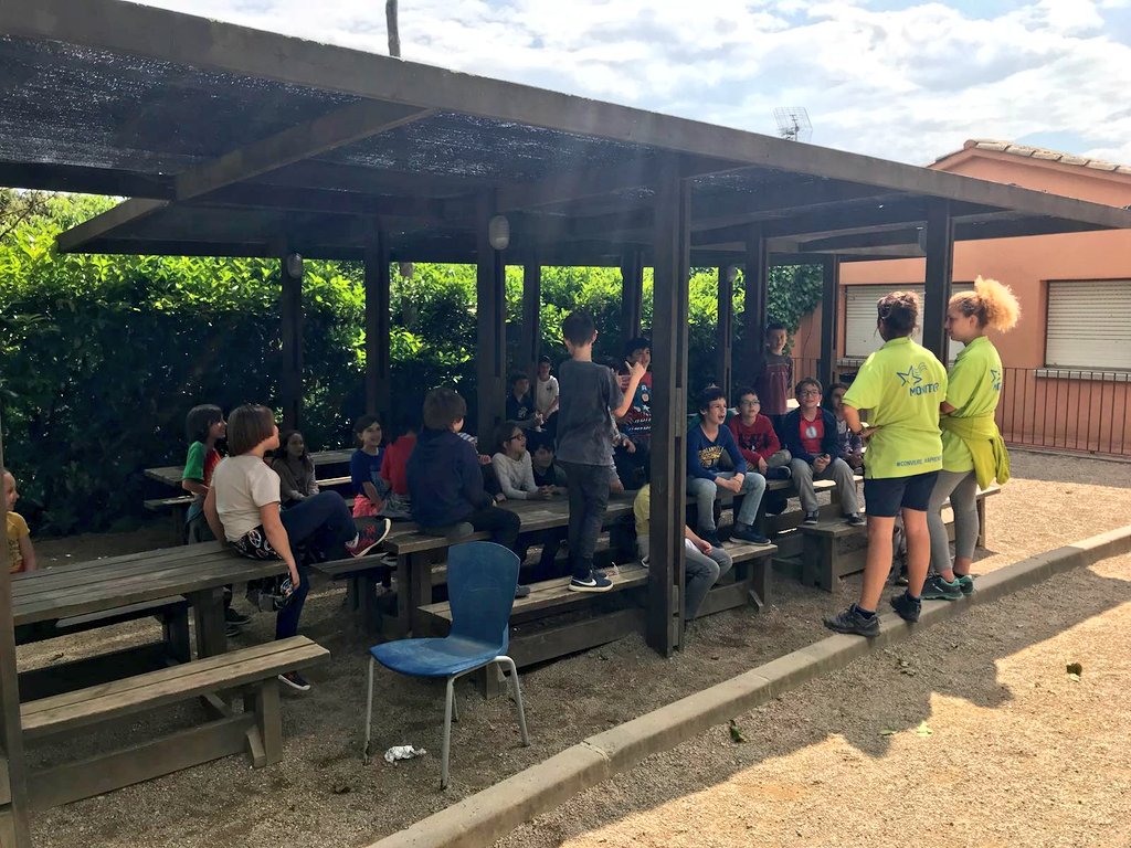 NouPatufet's tweet photo. 3r i 4t Primària comencem les activitats a #CanVandrell amb les monitores Shakira-Quesi i la Mei Verdecita! @eixestels #convisPRI #convis1718 #noupatufet https://t.co/8T40SNmuCi
